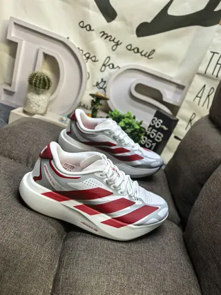 Adidas Zapatillas de running blancas y rojas de bajo top con cordones y parte superior de malla perforada 9