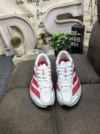 Adidas Zapatillas de running blancas y rojas de bajo top con cordones y parte superior de malla perforada 10