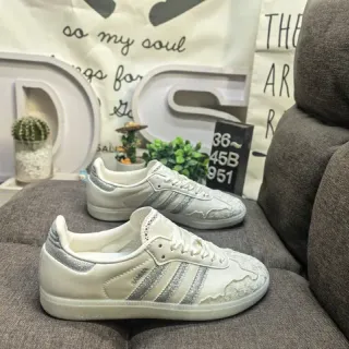 Adidas أبيض فضي أحذية رياضية منخفض الارتفاع مع تفاصيل خطوط لامعة للأسلوب الحياتي