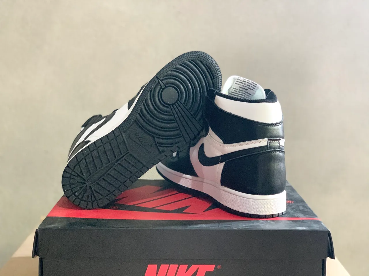 Air Jordan 1 黑白高帮篮球鞋 2