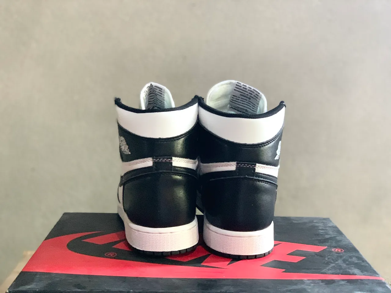 Air Jordan 1 黑白高帮篮球鞋 3