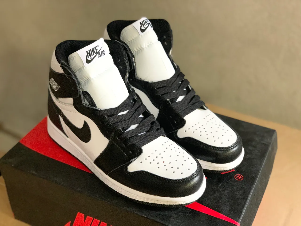 Air Jordan 1 黑白高帮篮球鞋 5