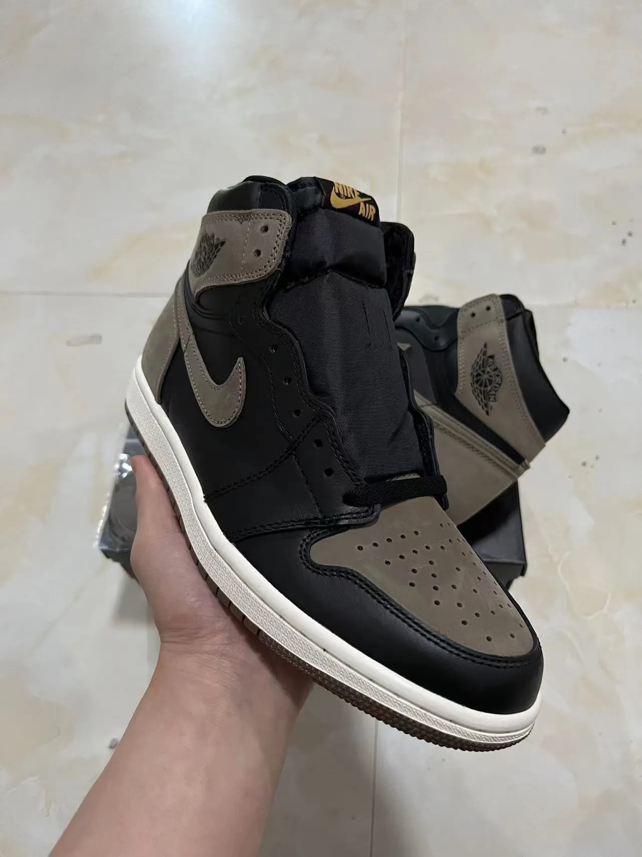 Air Jordan 1 黑色灰褐色皮革-麂皮篮球鞋 2
