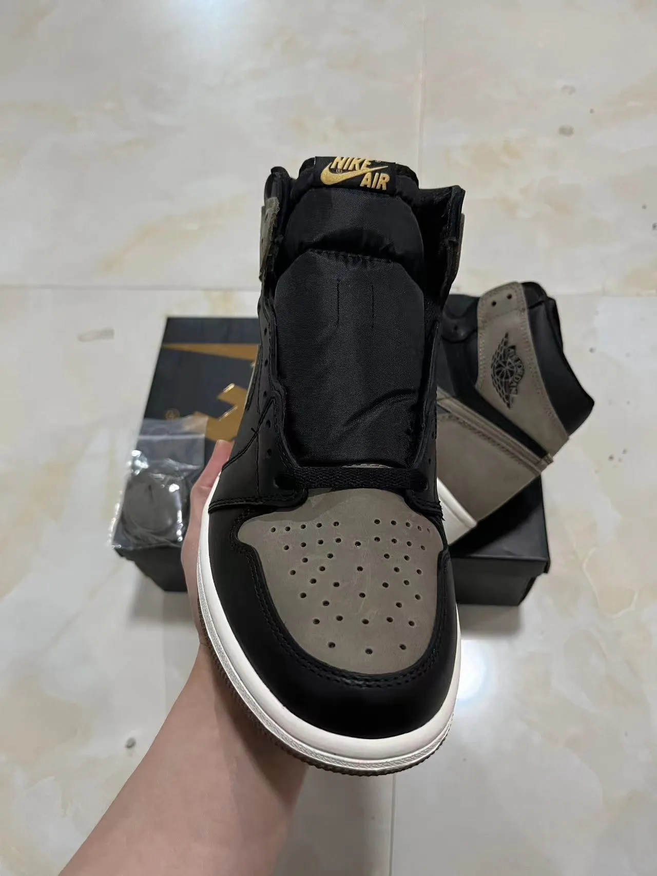 Air Jordan 1 黑色灰褐色皮革-麂皮篮球鞋 3
