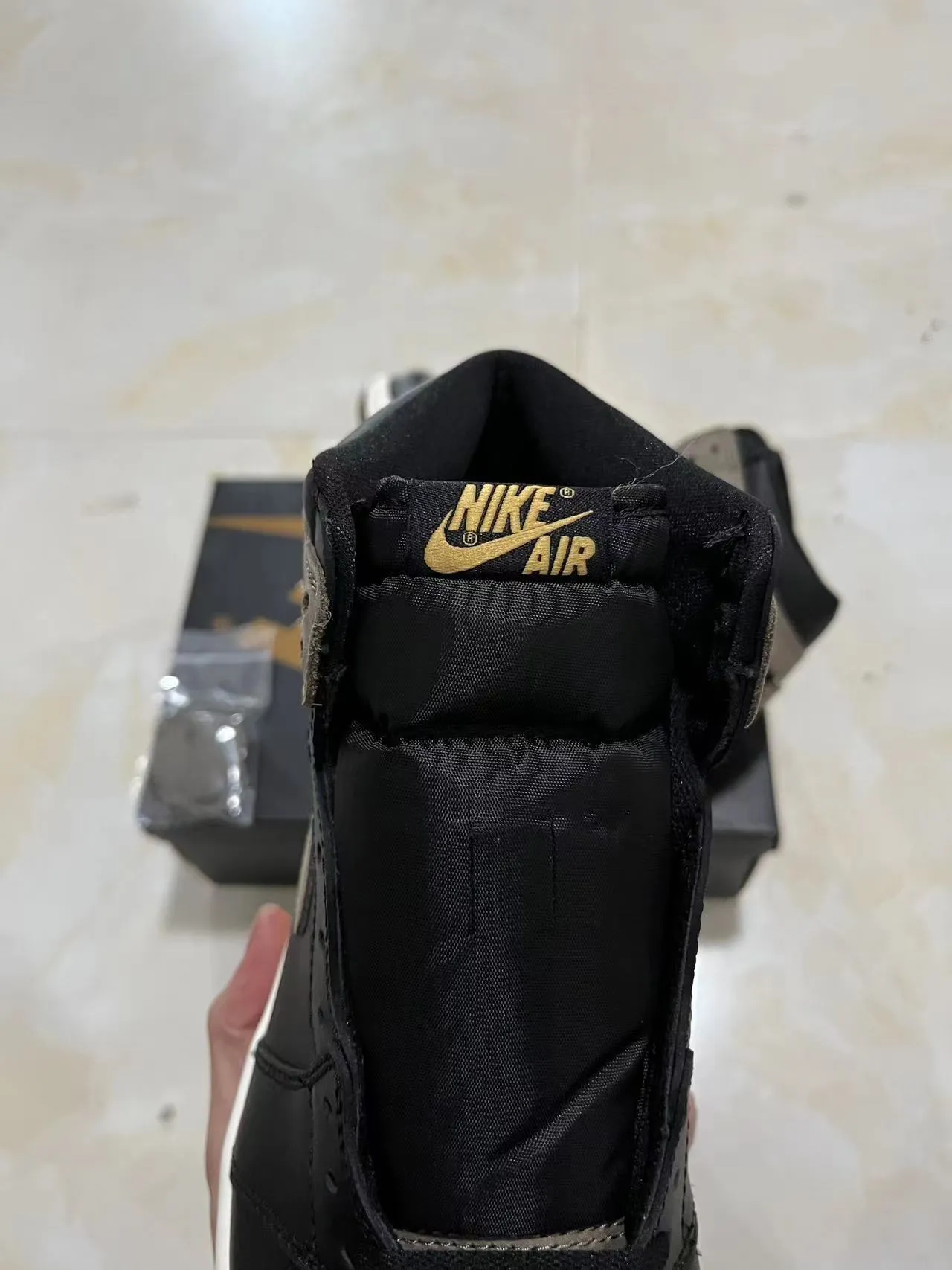 Air Jordan 1 黑色灰褐色皮革-麂皮篮球鞋 4