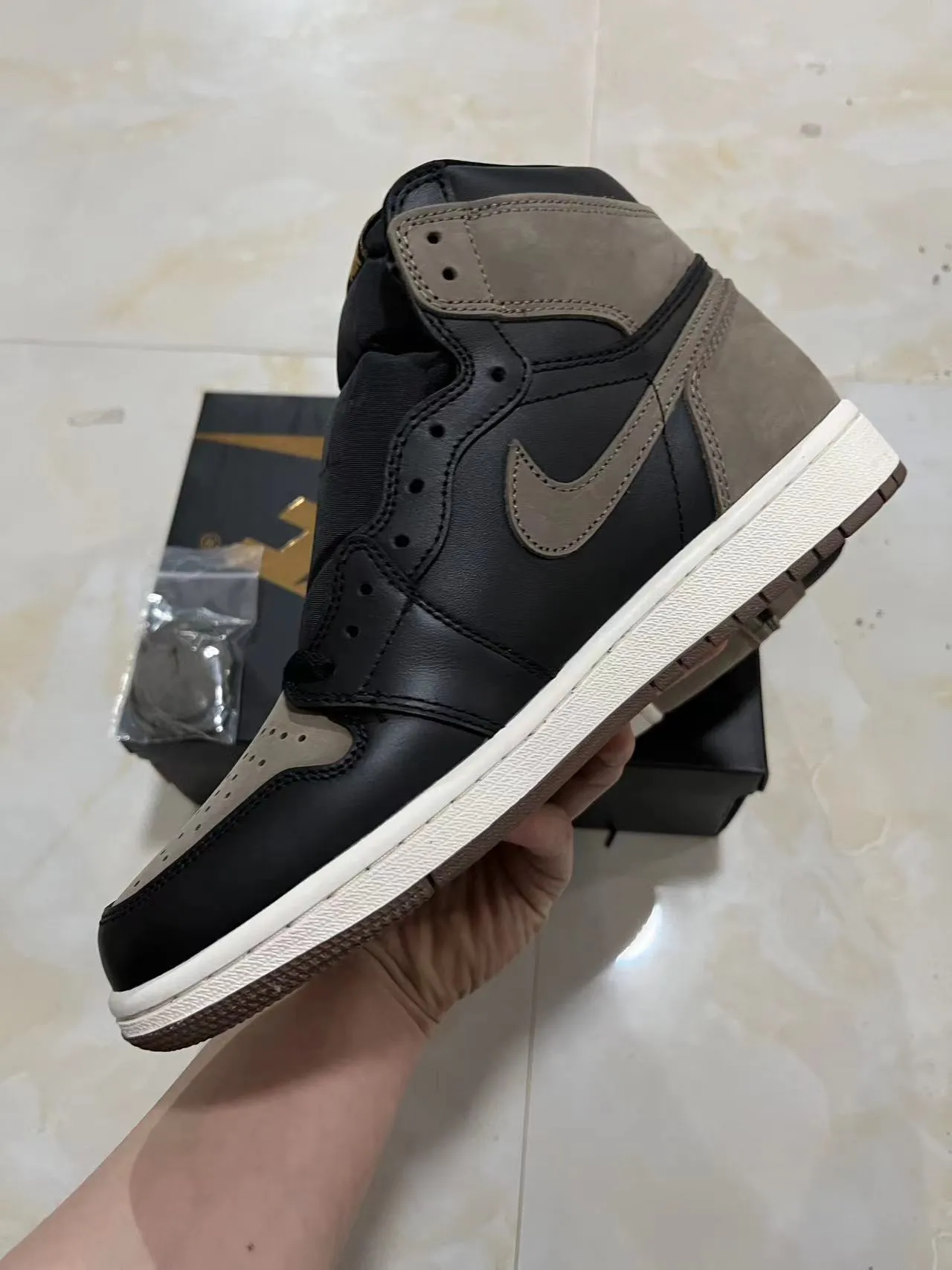 Air Jordan 1 黑色灰褐色皮革-麂皮篮球鞋 5