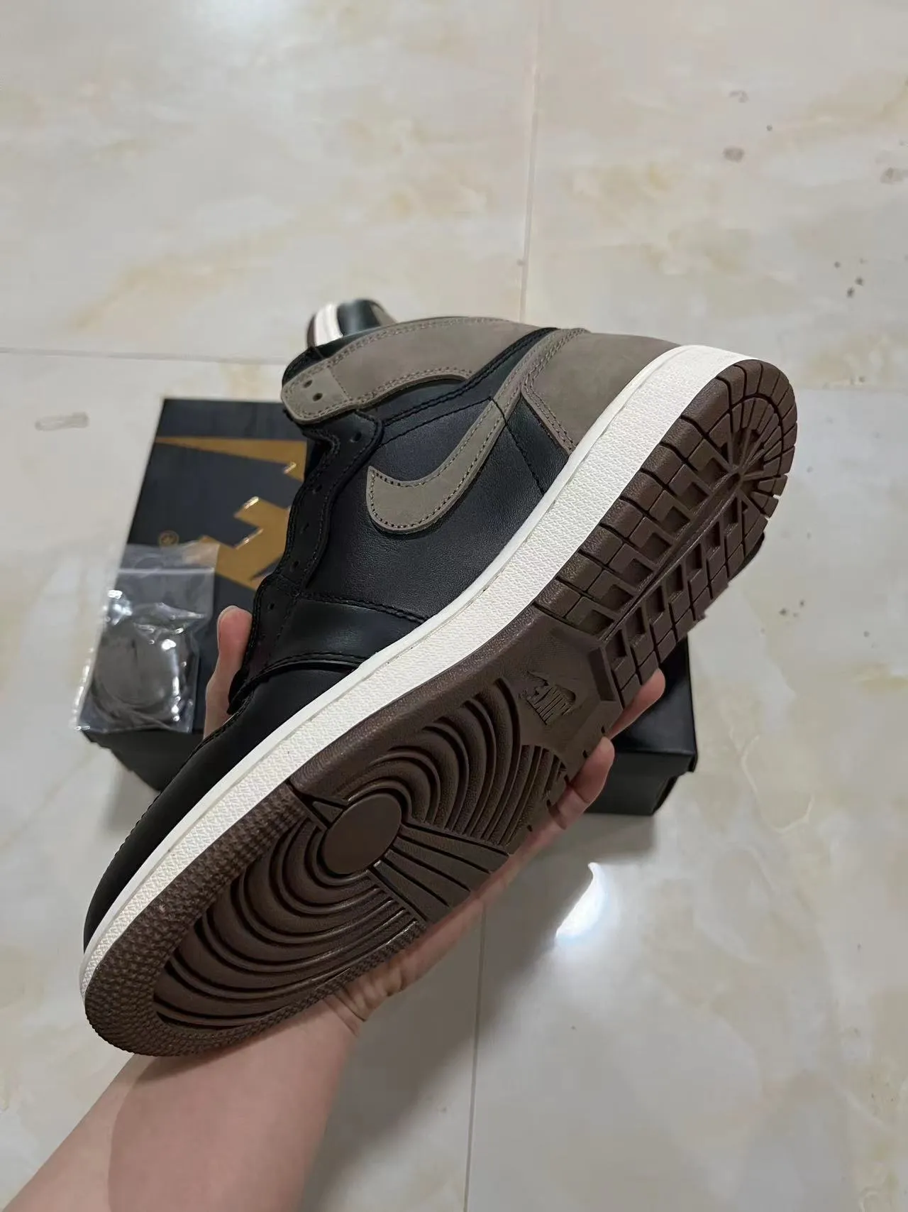 Air Jordan 1 黑色灰褐色皮革-麂皮篮球鞋 6