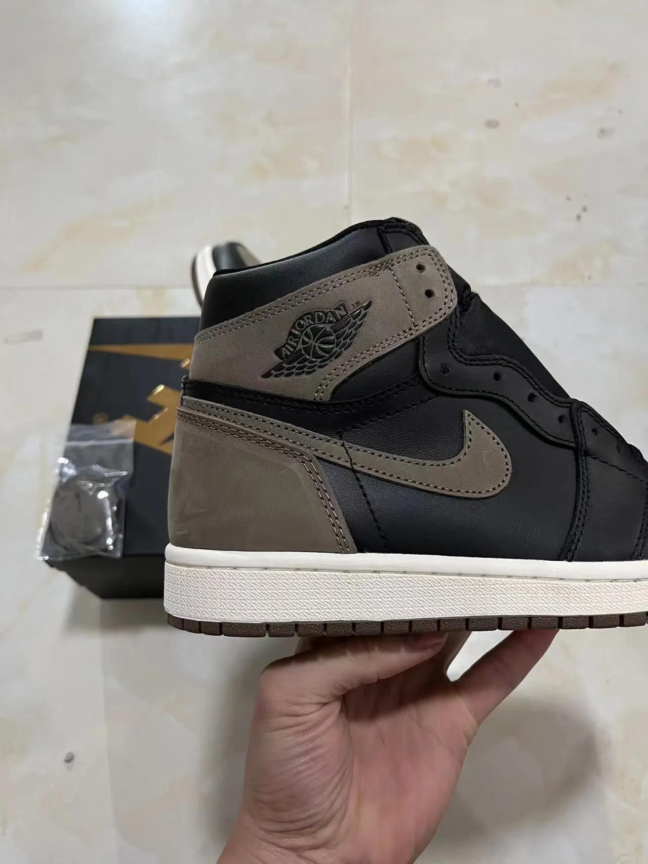 Air Jordan 1 黑色灰褐色皮革-麂皮篮球鞋 7