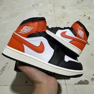 Tênis de basquete Air Jordan 1 preto branco laranja