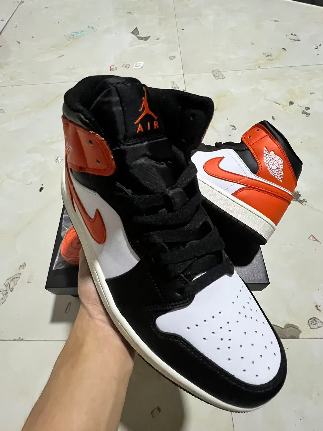حذاء كرة السلة Air Jordan 1 أسود أبيض برتقالي 2