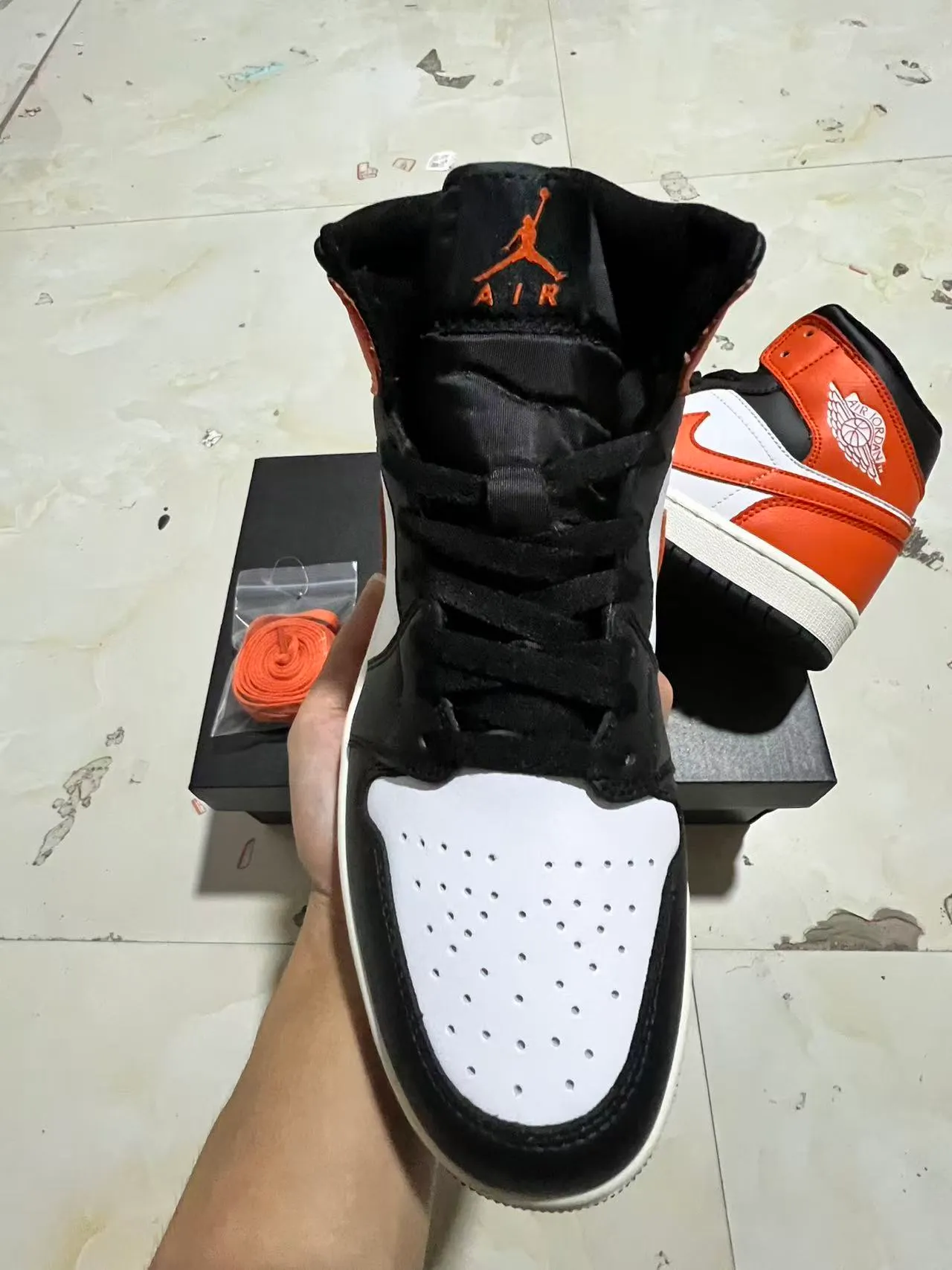 حذاء كرة السلة Air Jordan 1 أسود أبيض برتقالي 3