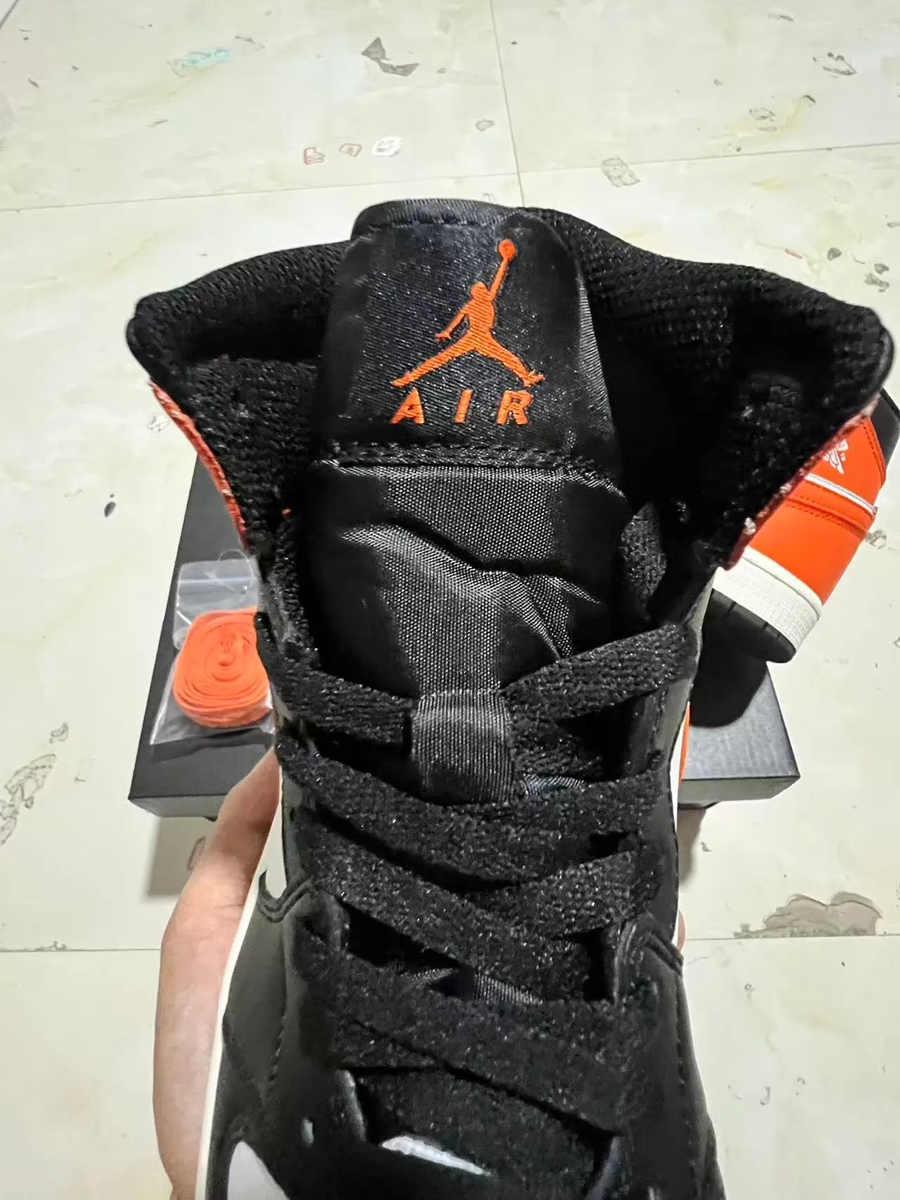 حذاء كرة السلة Air Jordan 1 أسود أبيض برتقالي 4
