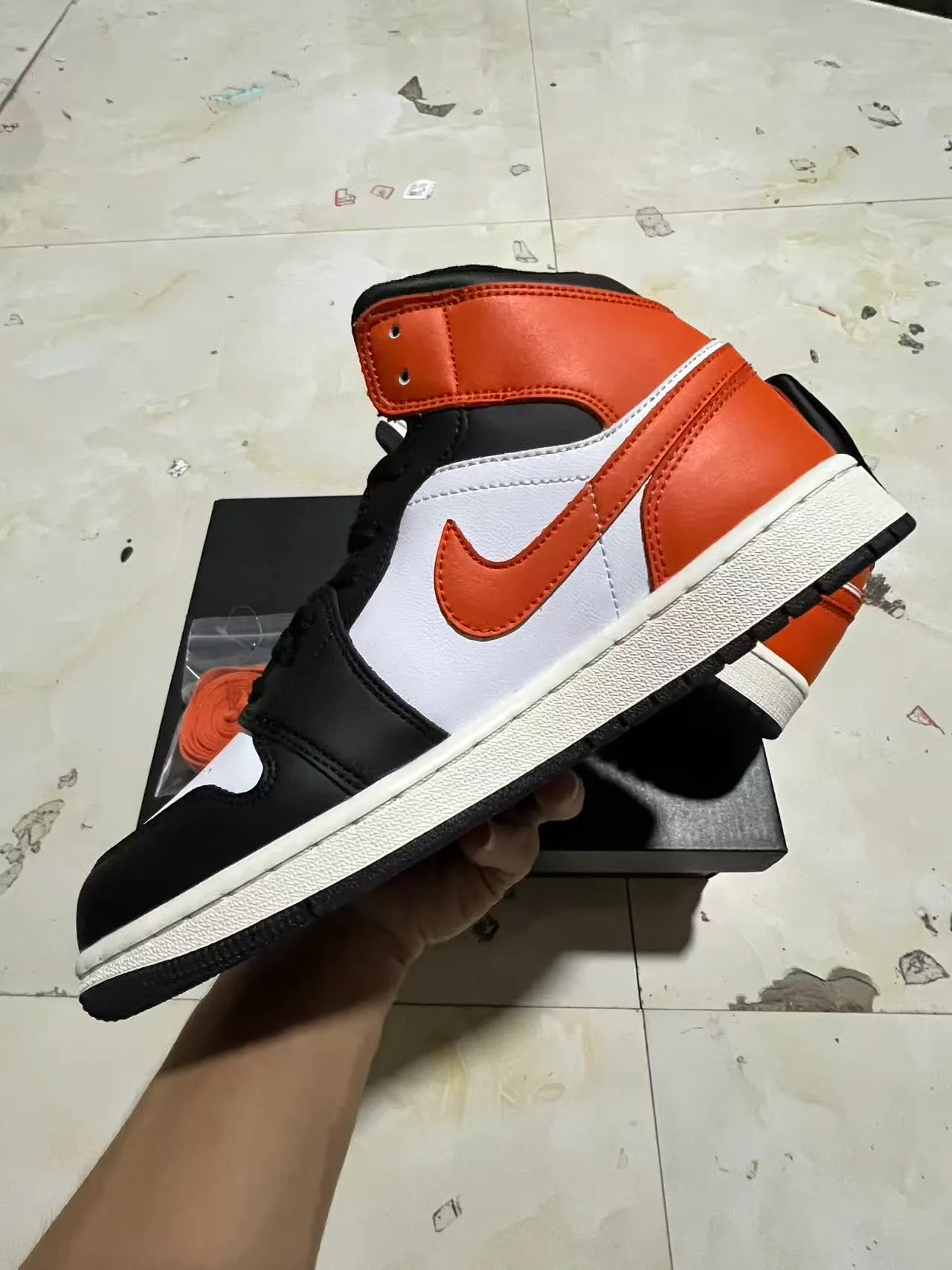 حذاء كرة السلة Air Jordan 1 أسود أبيض برتقالي 5