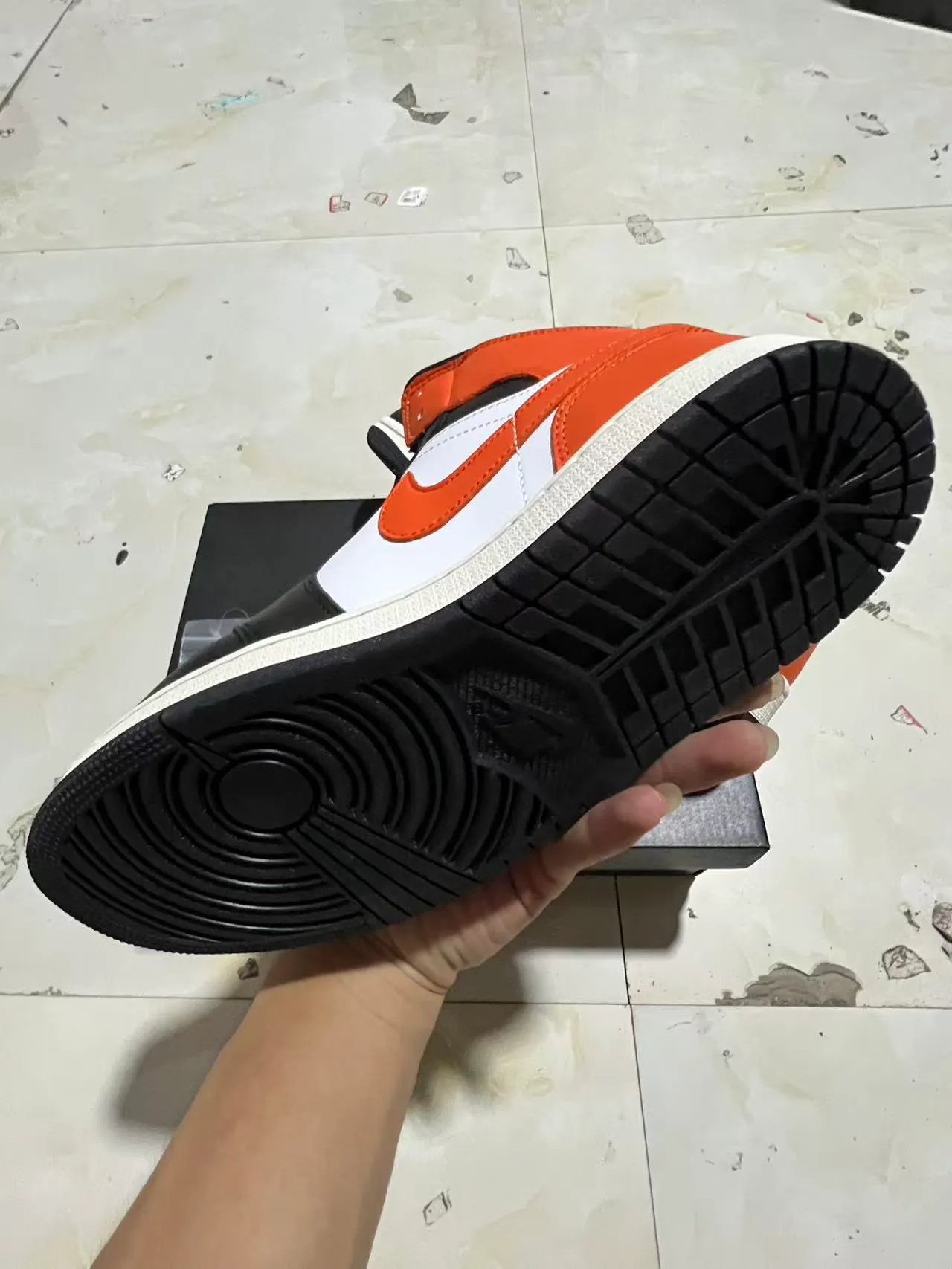 حذاء كرة السلة Air Jordan 1 أسود أبيض برتقالي 6