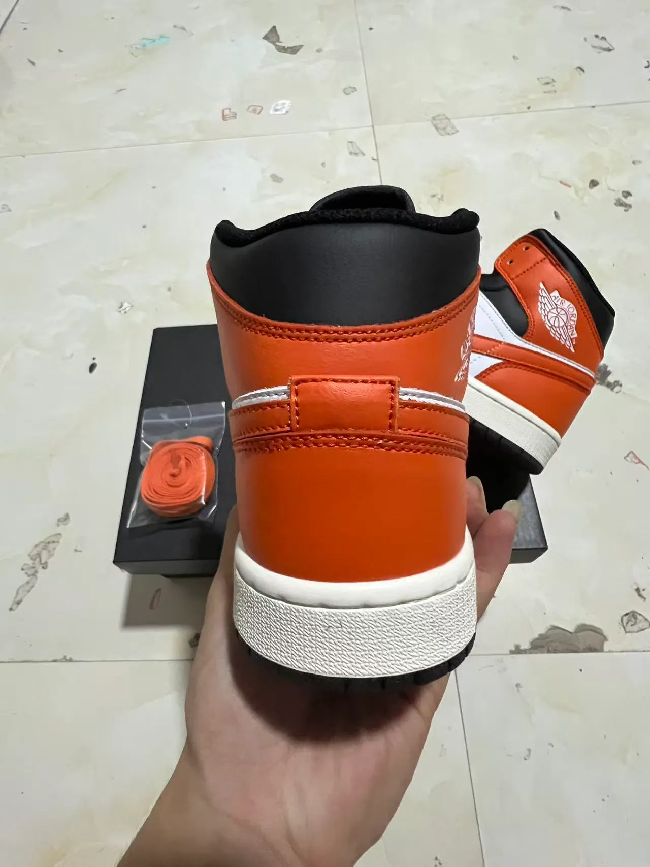 حذاء كرة السلة Air Jordan 1 أسود أبيض برتقالي 8