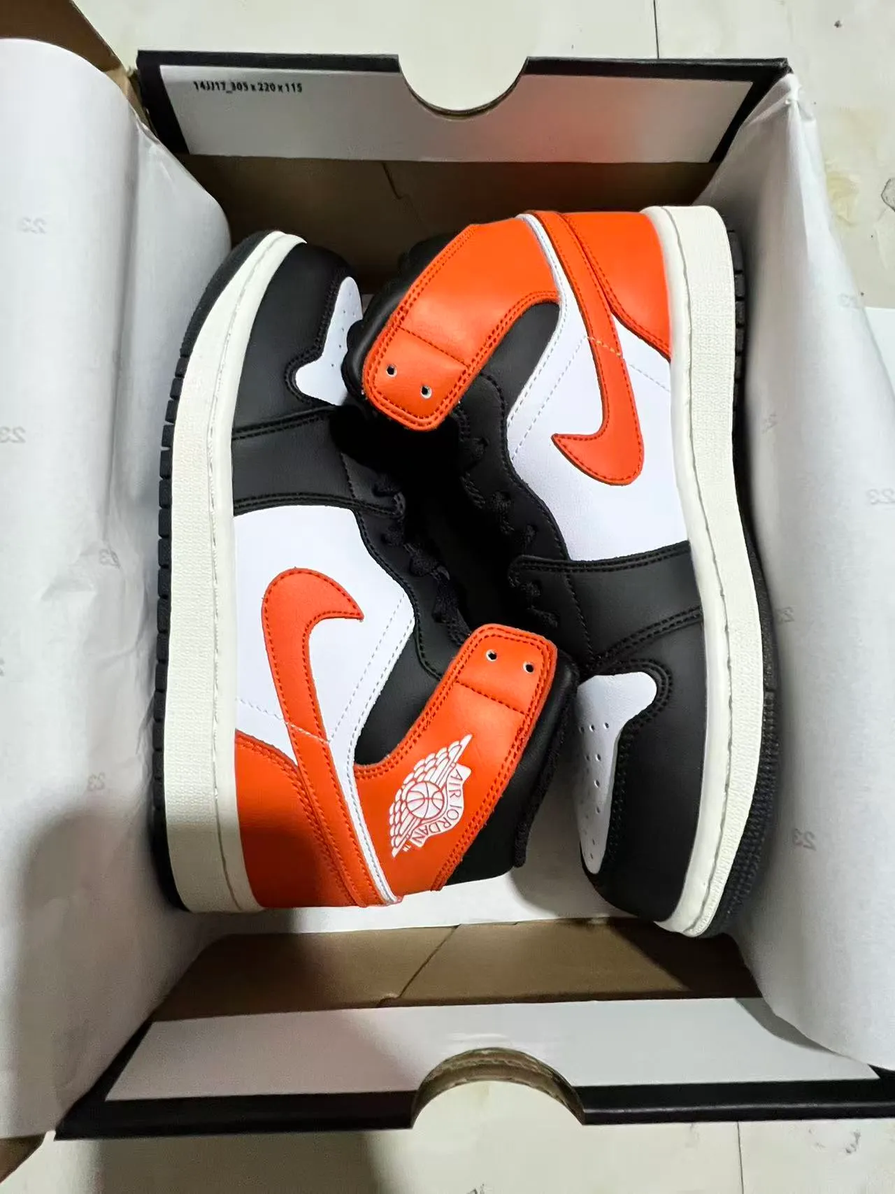 حذاء كرة السلة Air Jordan 1 أسود أبيض برتقالي 9
