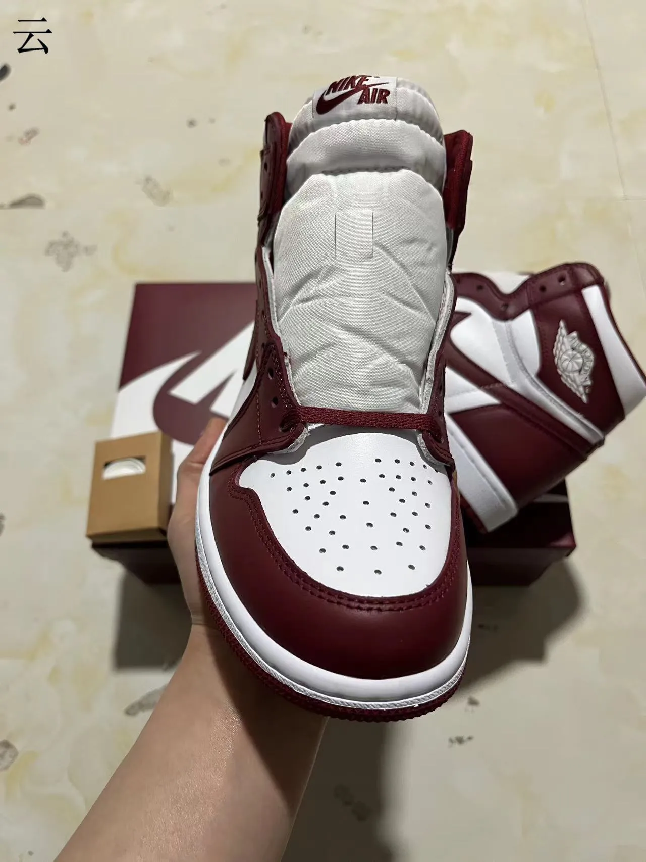 Air Jordan 1 Burgundy et Blanc Chaussures de Basketball High-Top 10
