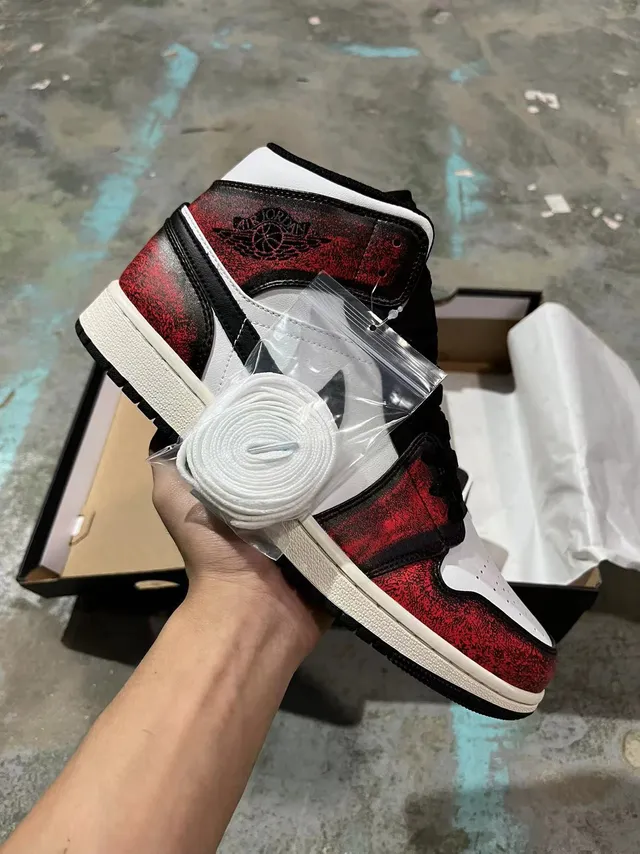 Air Jordan 1 High Chaussures de Basketball Texturées en Rouge et Noir 2