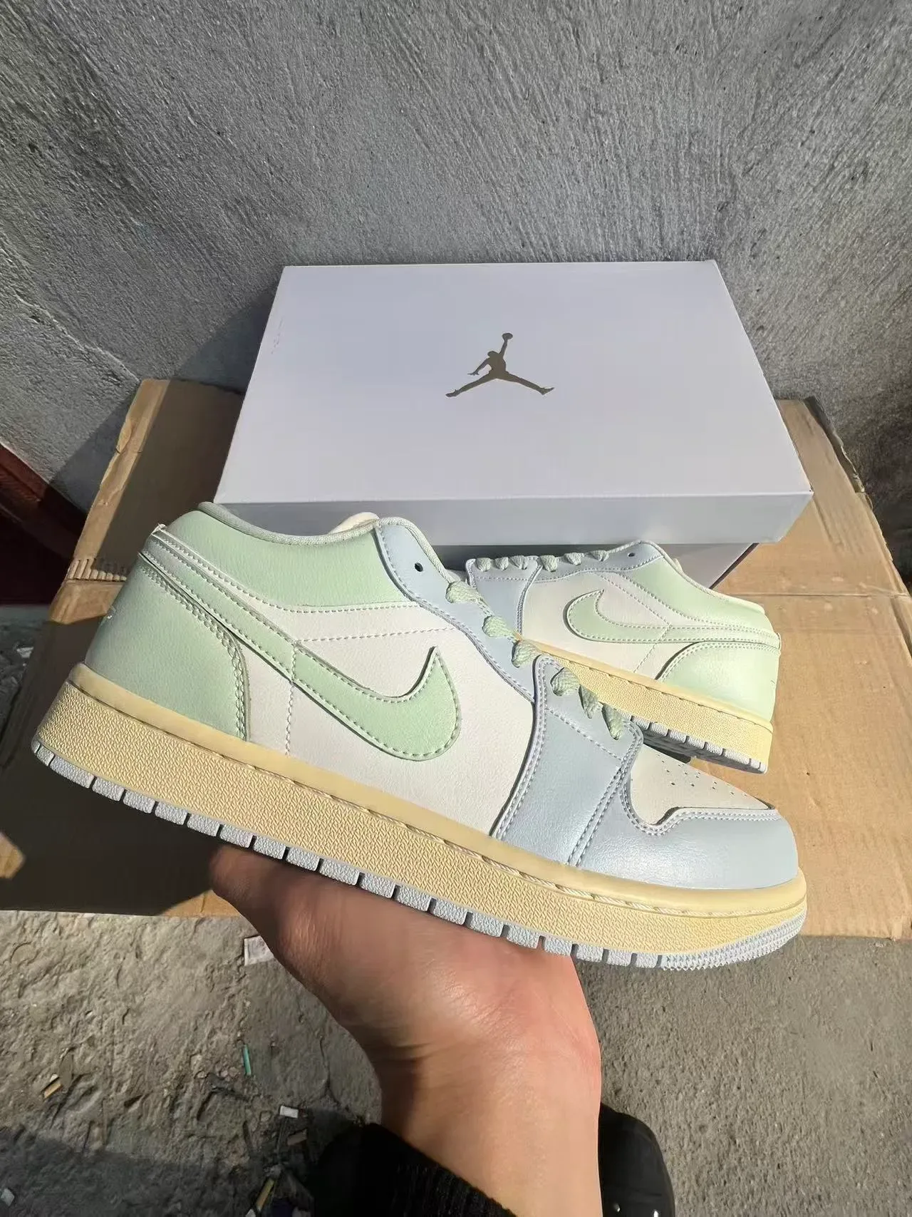 سنيكرز لايف ستايل Air Jordan 1 Low بتصميم كولوربلوك أخضر نعناعي باستيل 1