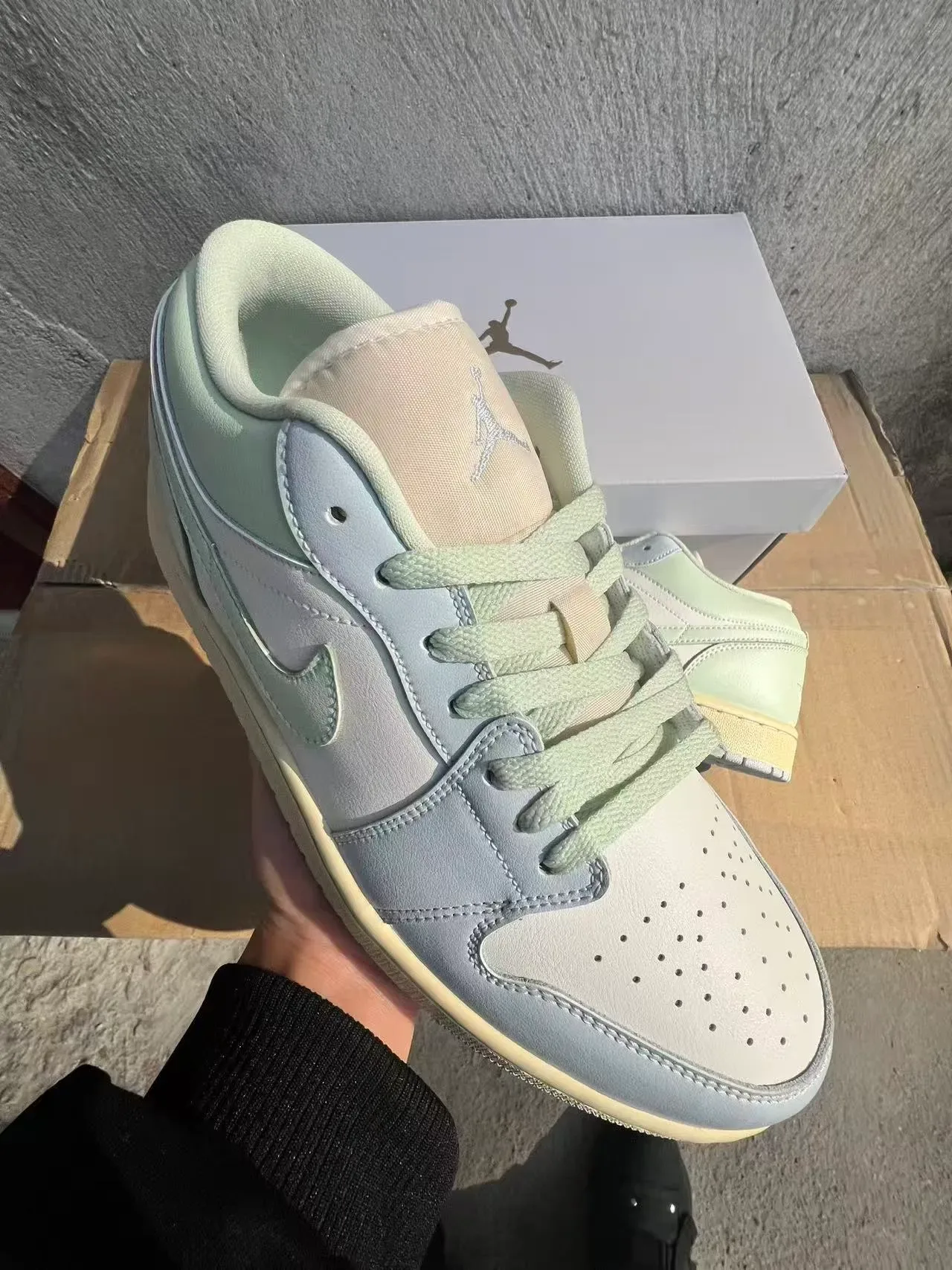 سنيكرز لايف ستايل Air Jordan 1 Low بتصميم كولوربلوك أخضر نعناعي باستيل 2