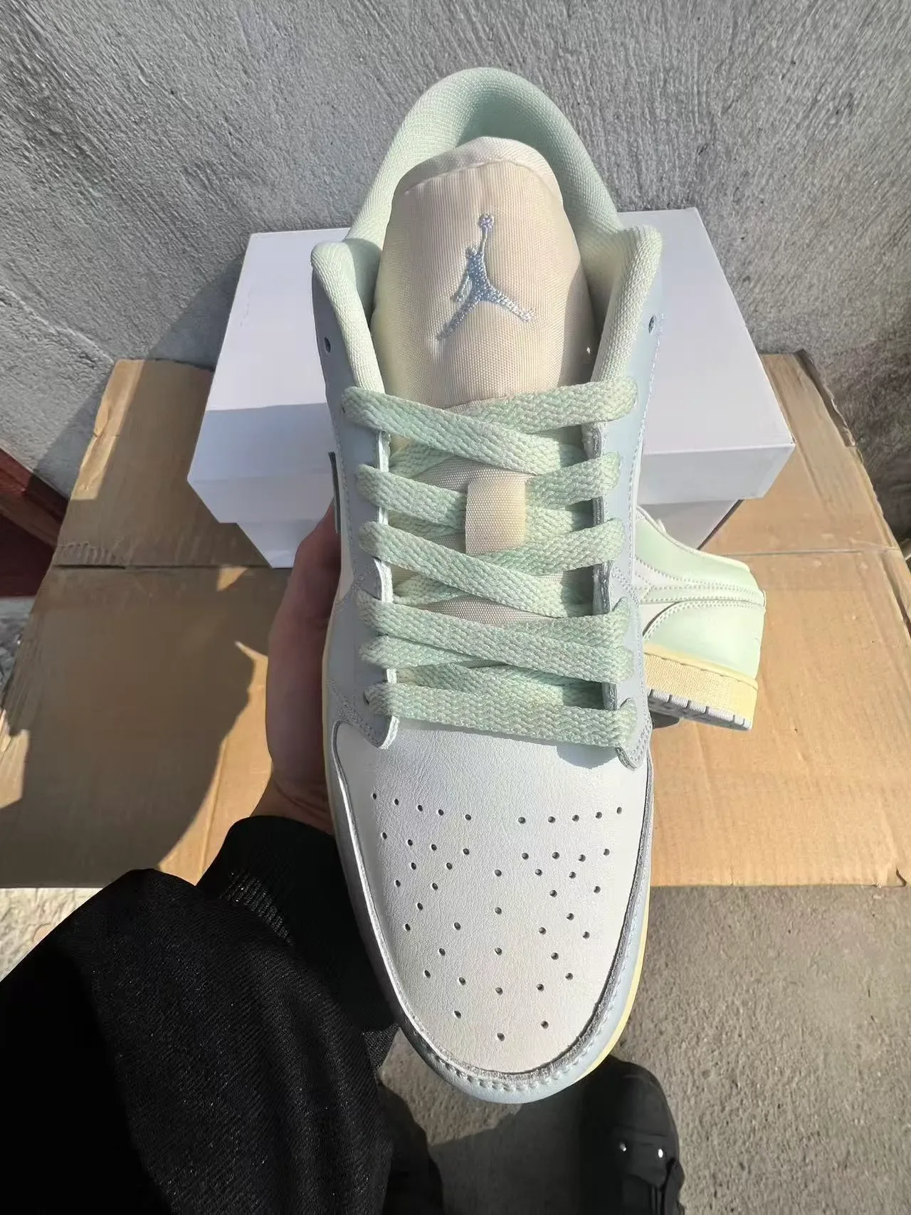 سنيكرز لايف ستايل Air Jordan 1 Low بتصميم كولوربلوك أخضر نعناعي باستيل 3