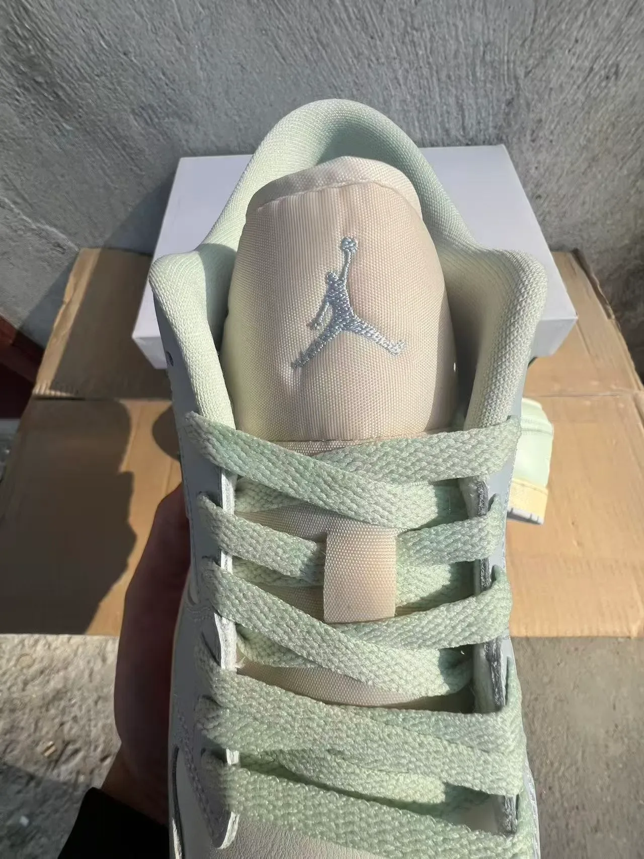 سنيكرز لايف ستايل Air Jordan 1 Low بتصميم كولوربلوك أخضر نعناعي باستيل 4