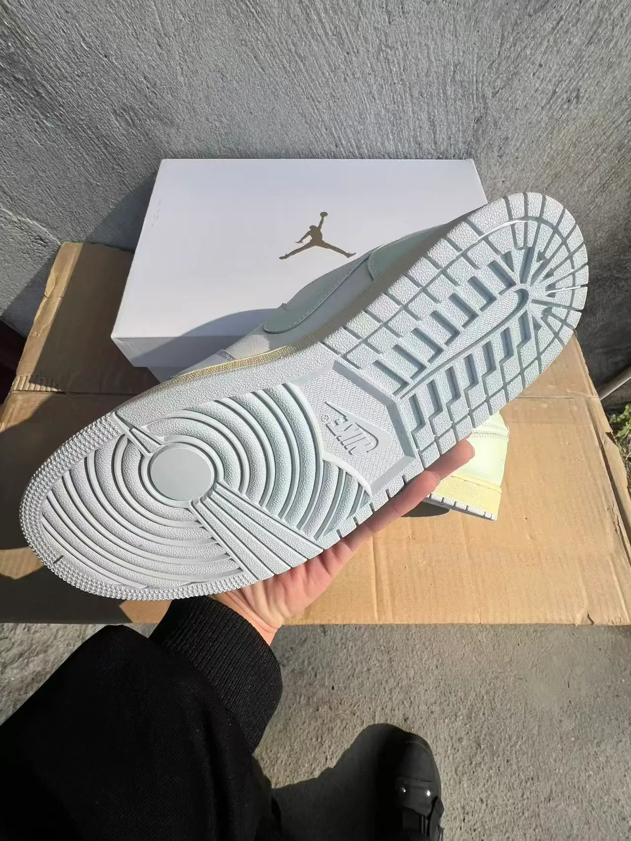 سنيكرز لايف ستايل Air Jordan 1 Low بتصميم كولوربلوك أخضر نعناعي باستيل 6