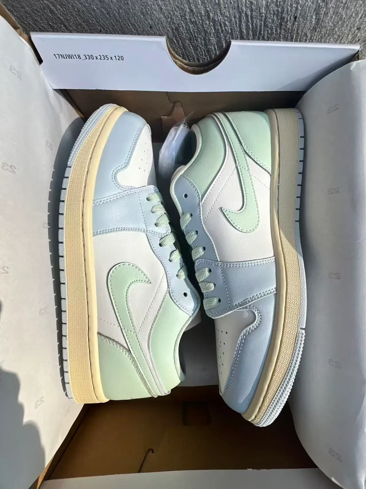 سنيكرز لايف ستايل Air Jordan 1 Low بتصميم كولوربلوك أخضر نعناعي باستيل 9
