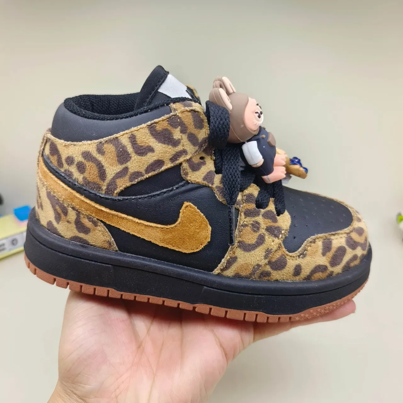 Air Jordan 1 Low tênis lifestyle rosa e branco 4