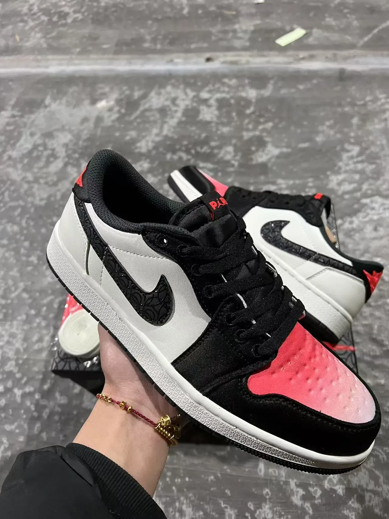 حذاء سنيكرز لايف ستايل Air Jordan 1 Low أبيض وأسود وأحمر 2