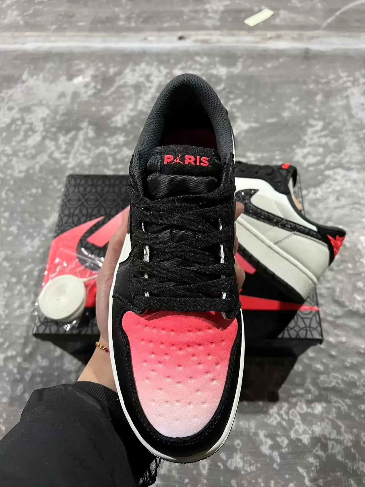حذاء سنيكرز لايف ستايل Air Jordan 1 Low أبيض وأسود وأحمر 3