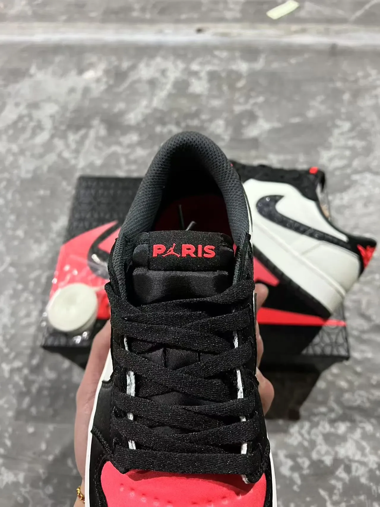 حذاء سنيكرز لايف ستايل Air Jordan 1 Low أبيض وأسود وأحمر 4