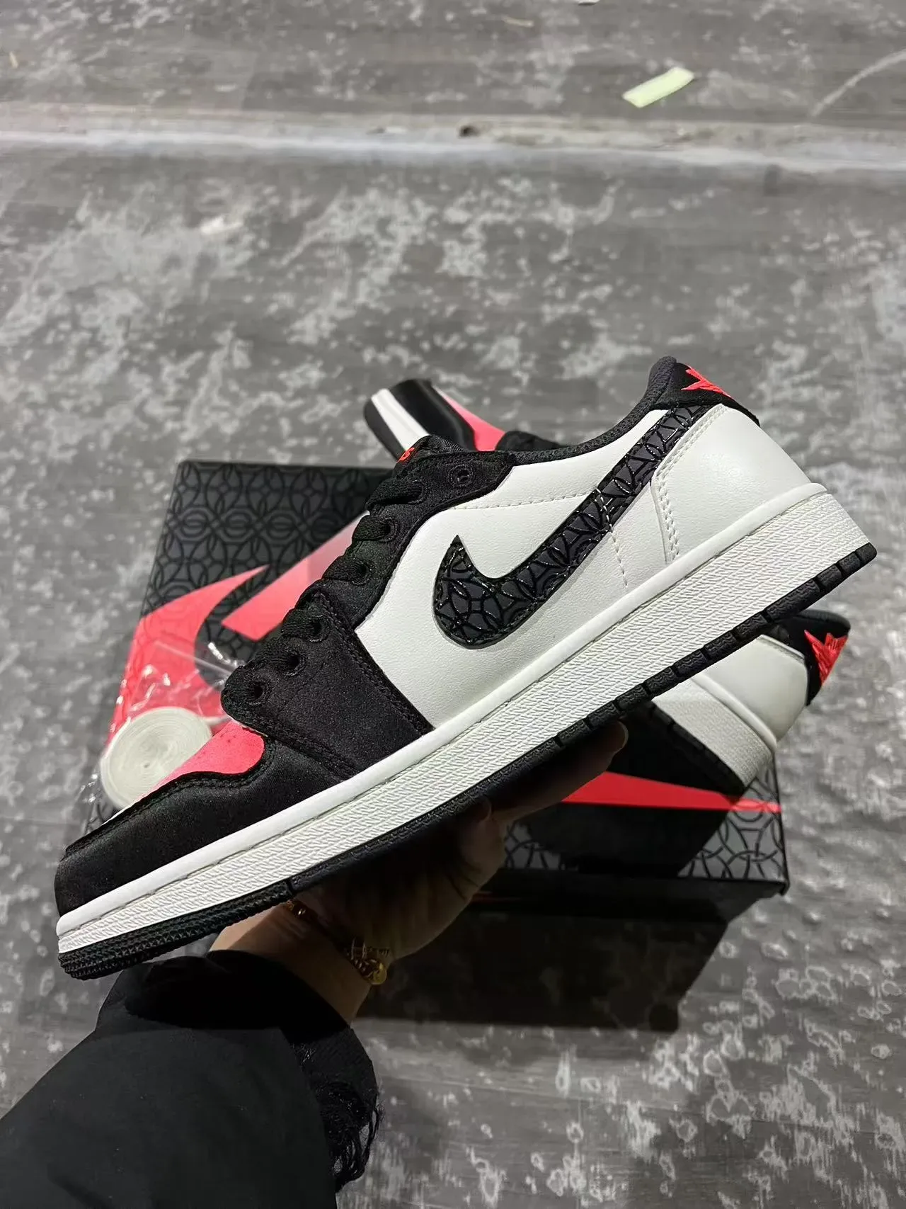 حذاء سنيكرز لايف ستايل Air Jordan 1 Low أبيض وأسود وأحمر 5