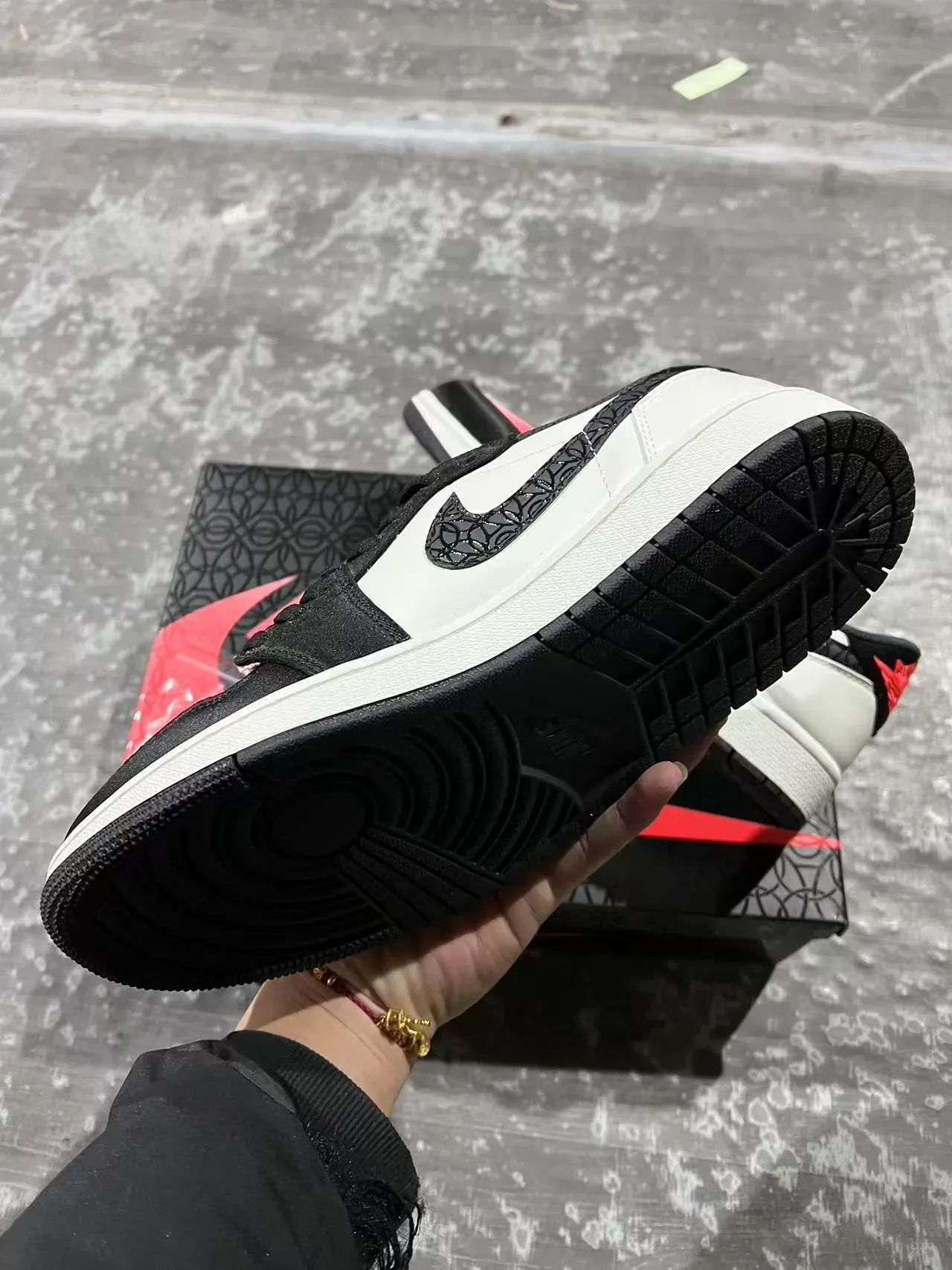 حذاء سنيكرز لايف ستايل Air Jordan 1 Low أبيض وأسود وأحمر 6