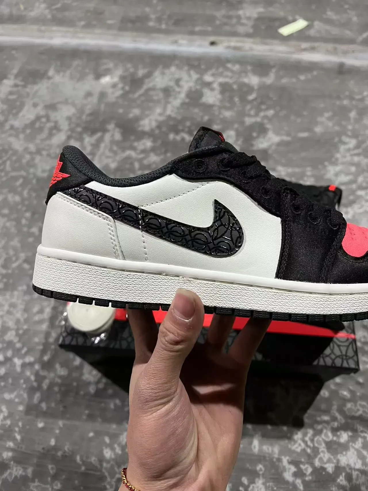 حذاء سنيكرز لايف ستايل Air Jordan 1 Low أبيض وأسود وأحمر 7