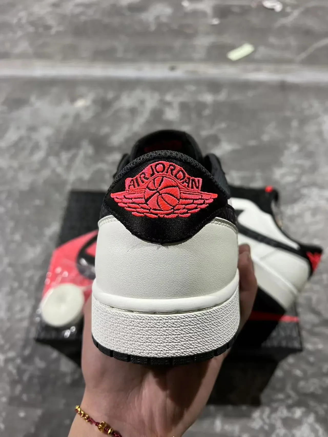 حذاء سنيكرز لايف ستايل Air Jordan 1 Low أبيض وأسود وأحمر 8