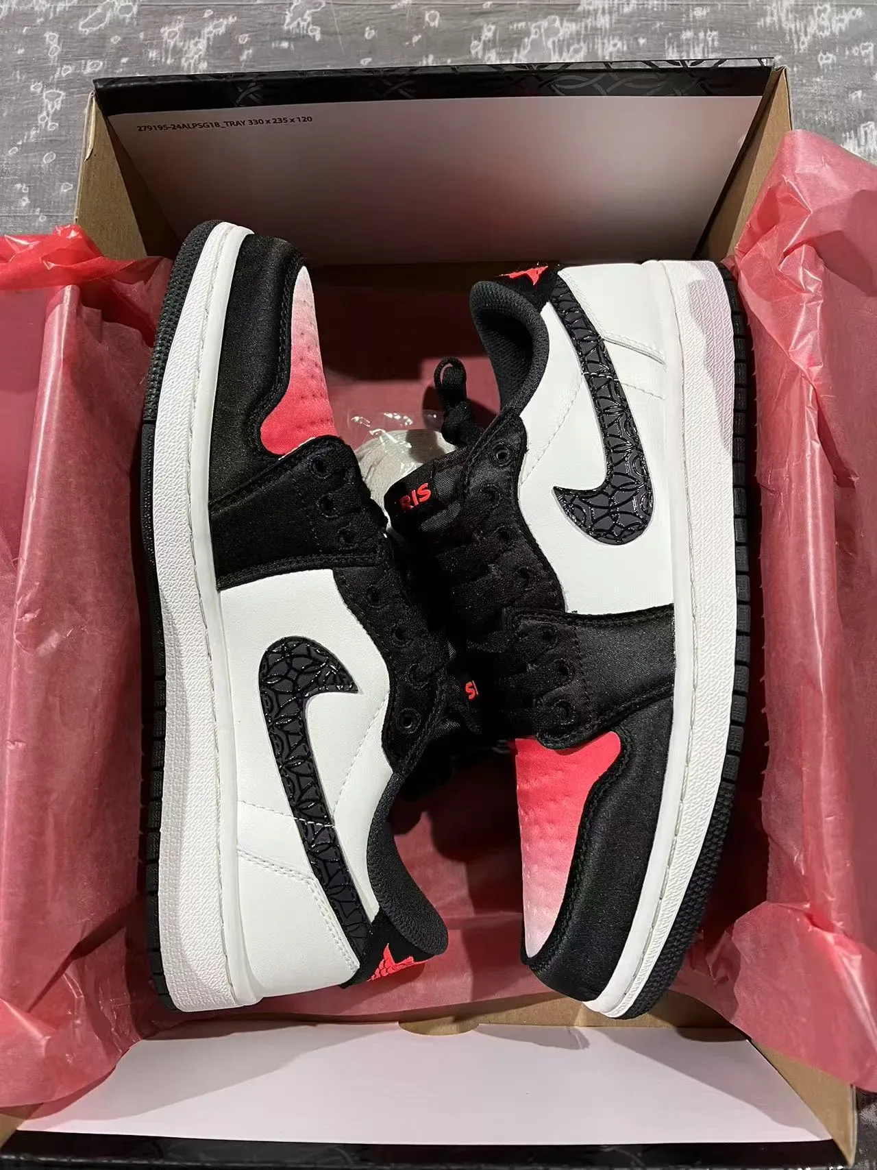 حذاء سنيكرز لايف ستايل Air Jordan 1 Low أبيض وأسود وأحمر 9