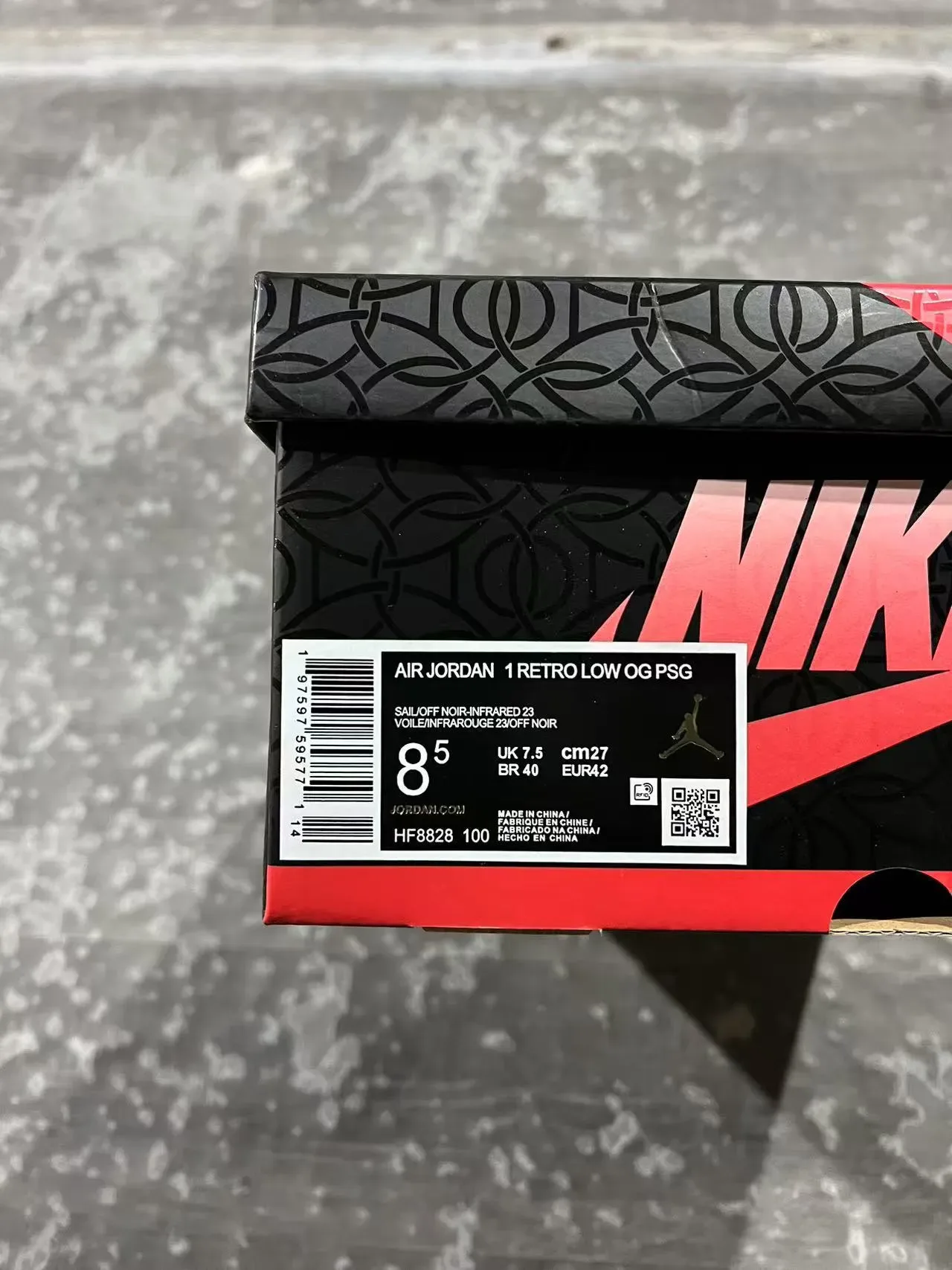 حذاء سنيكرز لايف ستايل Air Jordan 1 Low أبيض وأسود وأحمر 10