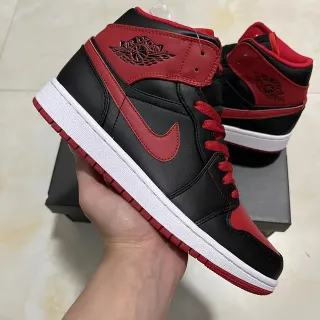 Tênis de basquete Air Jordan 1 Mid preto vermelho universitário branco