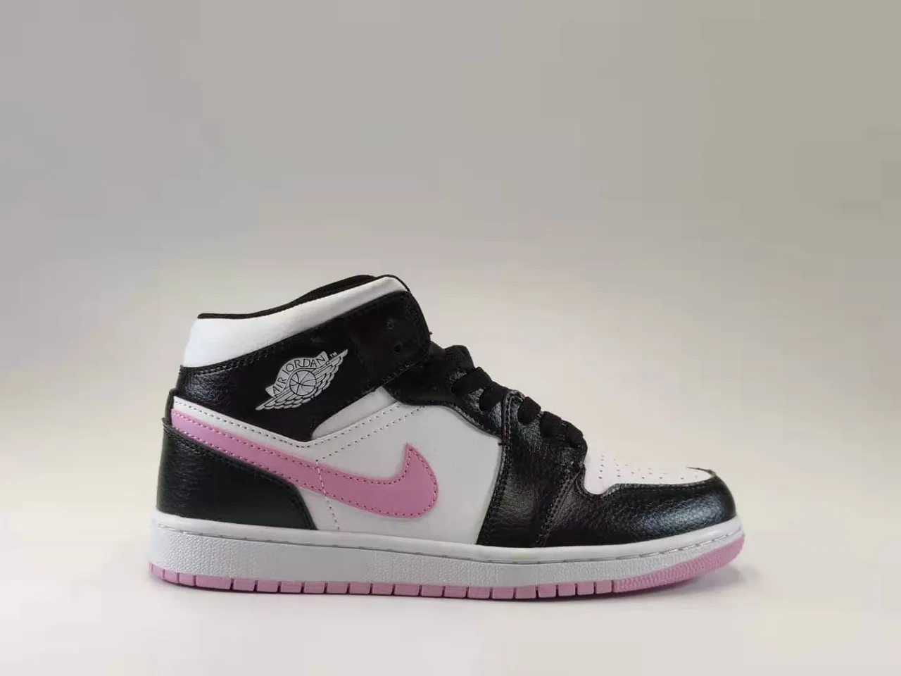 Tênis de basquete Air Jordan 1 Mid preto branco rosa 2