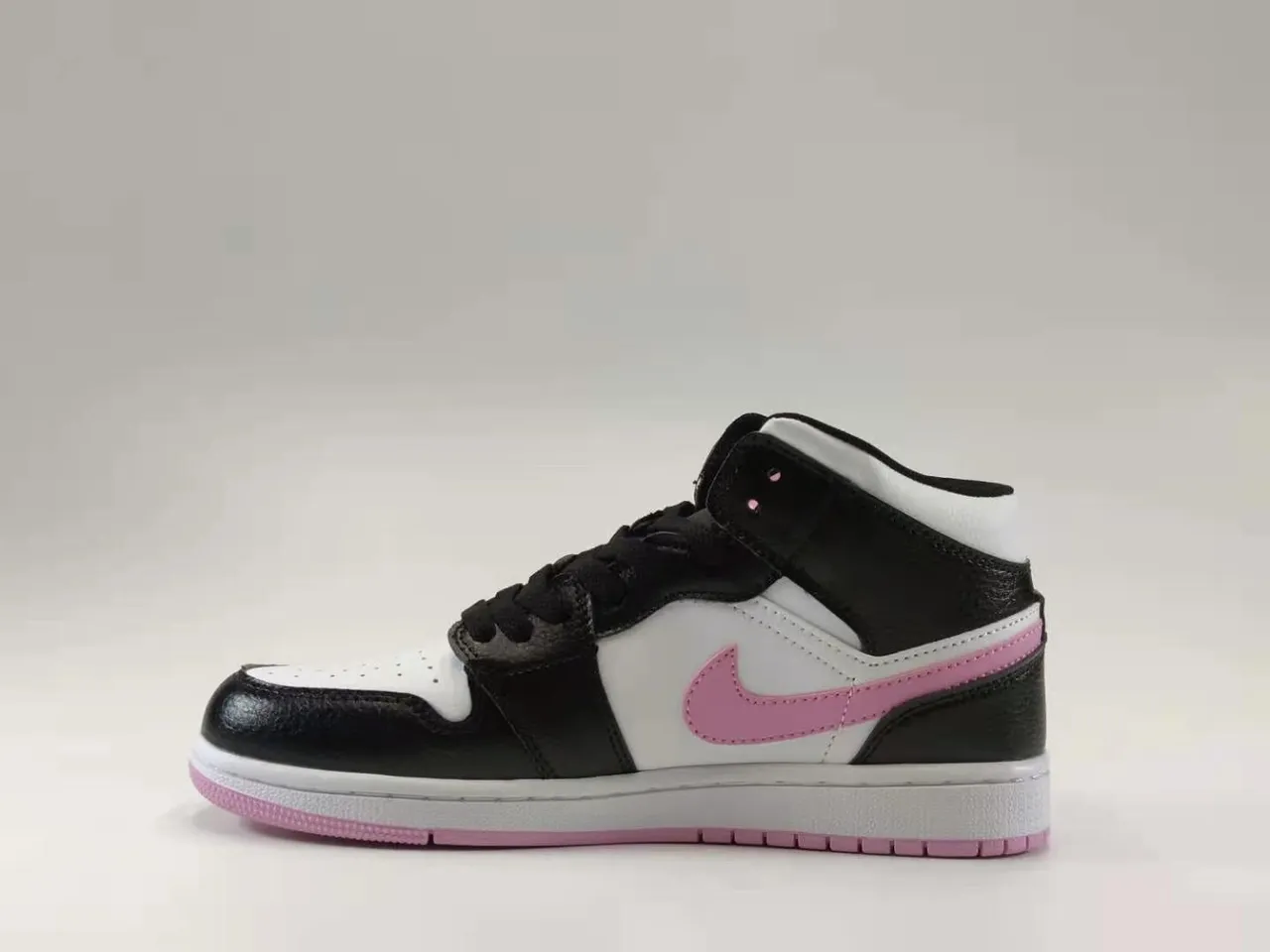Tênis de basquete Air Jordan 1 Mid preto branco rosa 3