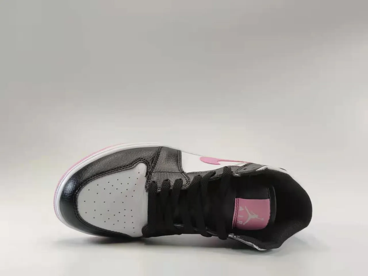 Tênis de basquete Air Jordan 1 Mid preto branco rosa 4