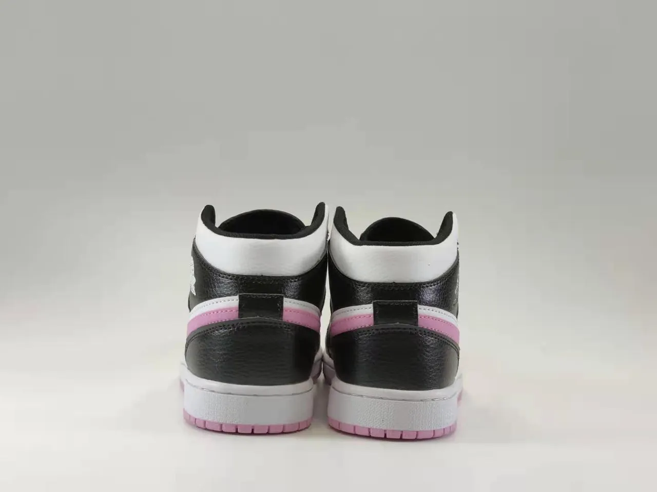 Tênis de basquete Air Jordan 1 Mid preto branco rosa 5