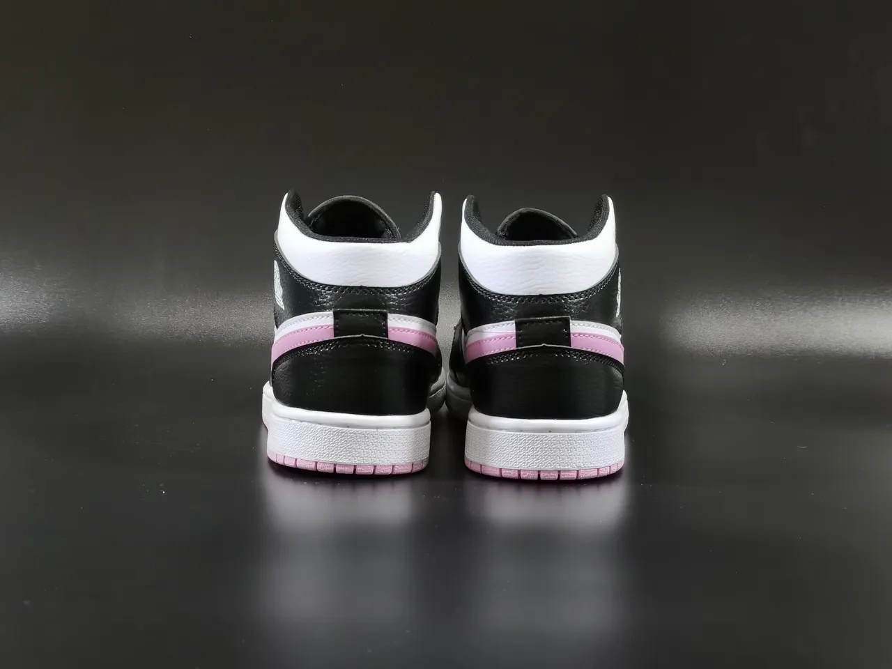 Tênis de basquete Air Jordan 1 Mid preto branco rosa 9