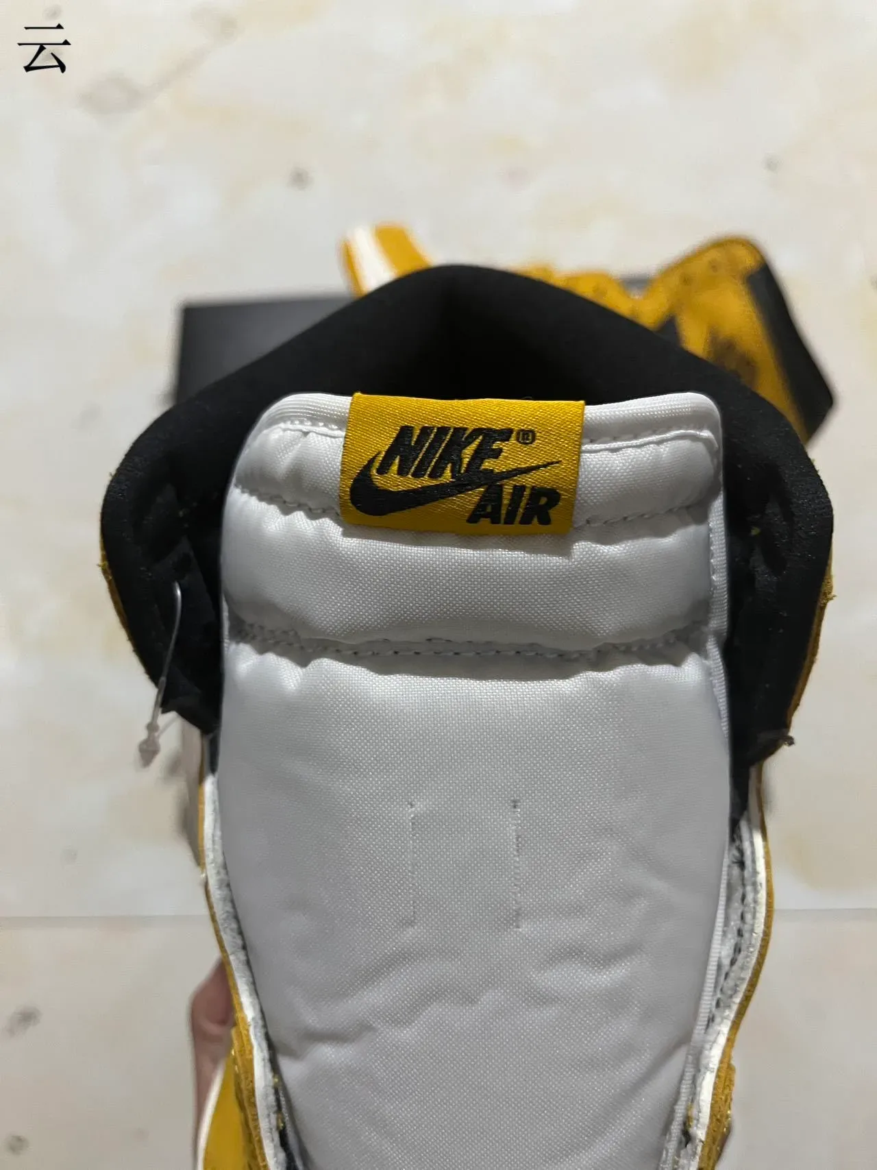 Air Jordan 1 Mustard Yellow Black White أحذية كرة السلة 4