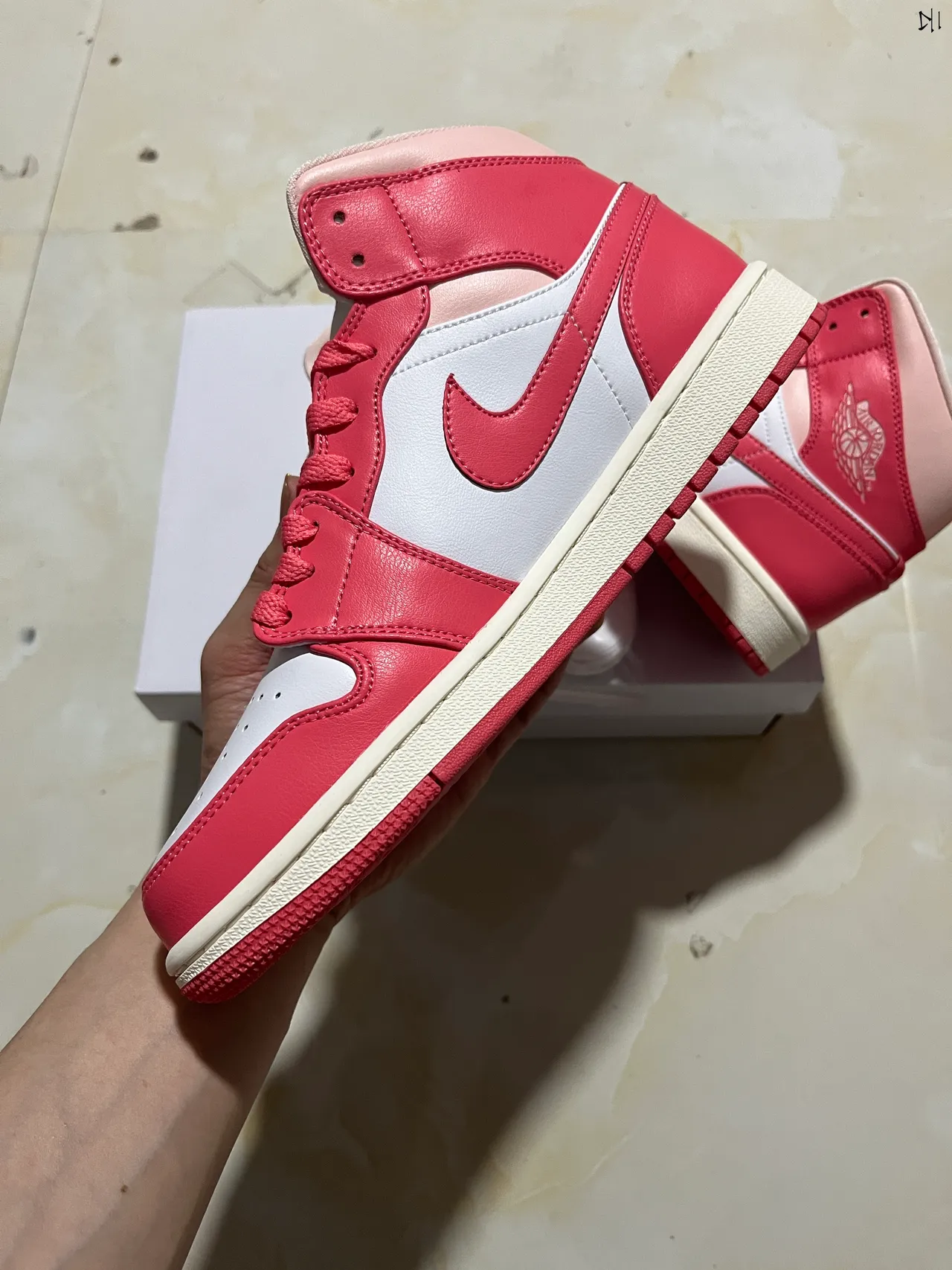 Air Jordan 1 粉色白色高帮篮球鞋 2