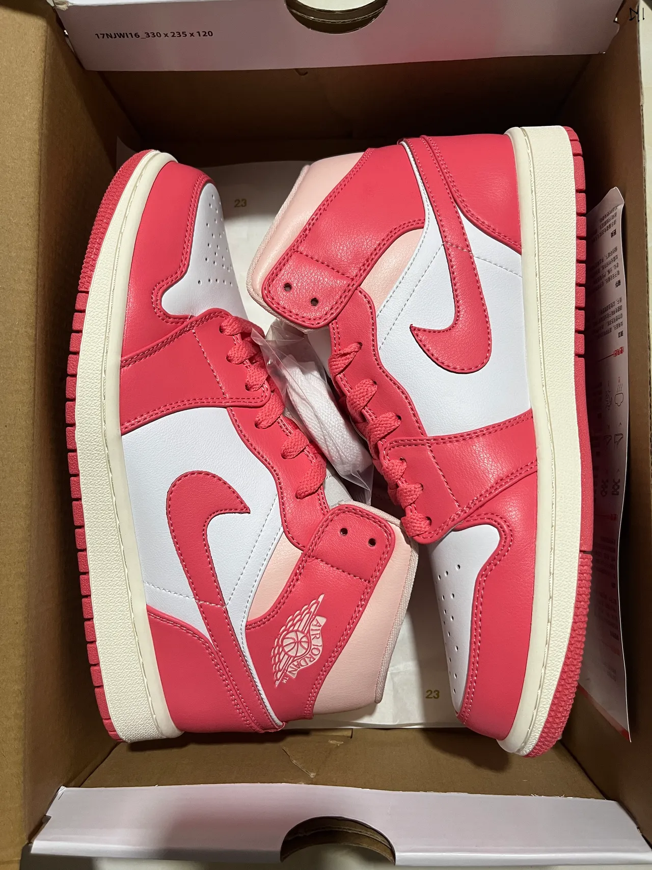 Air Jordan 1 粉色白色高帮篮球鞋 4