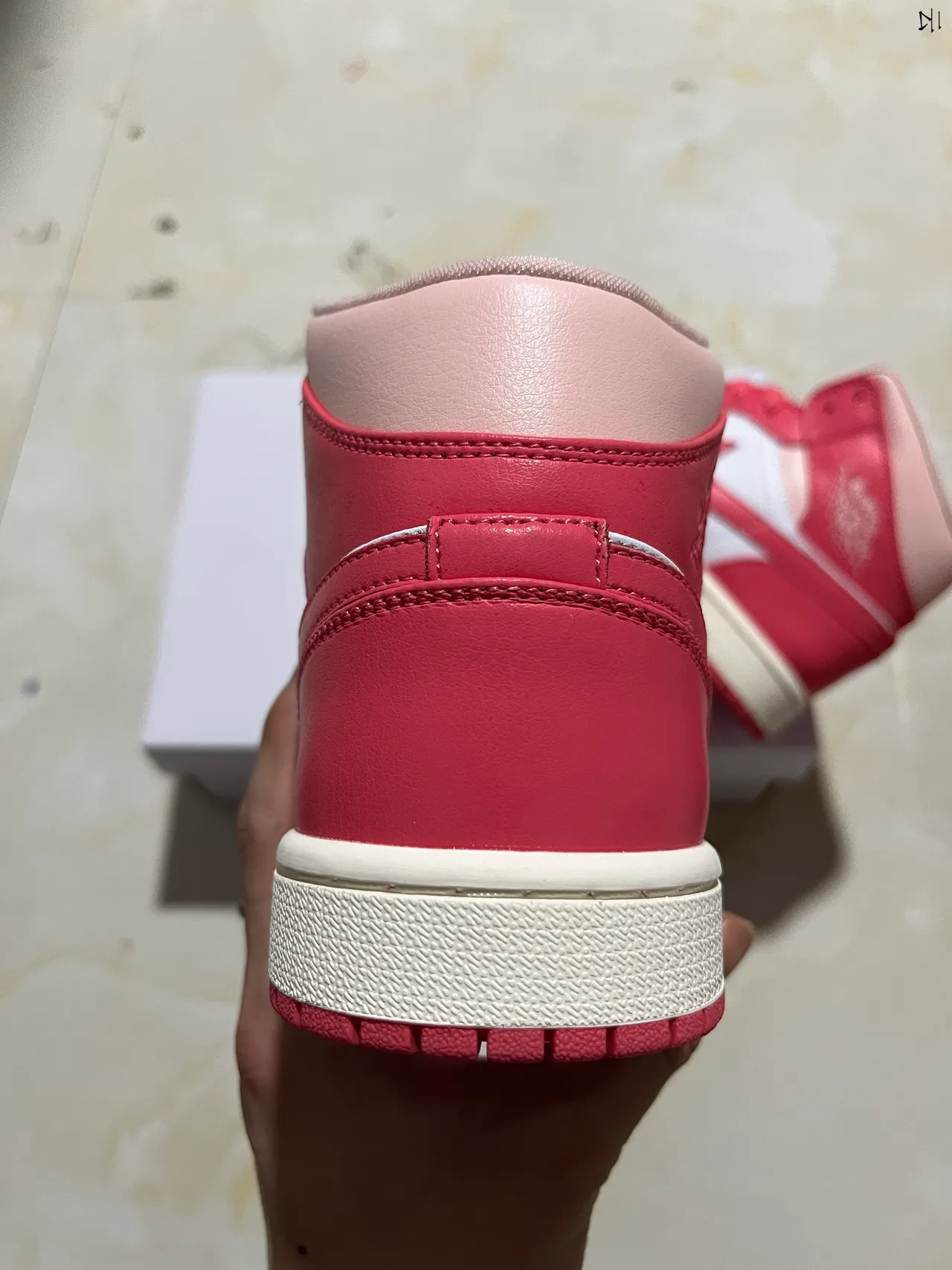 Air Jordan 1 粉色白色高帮篮球鞋 5