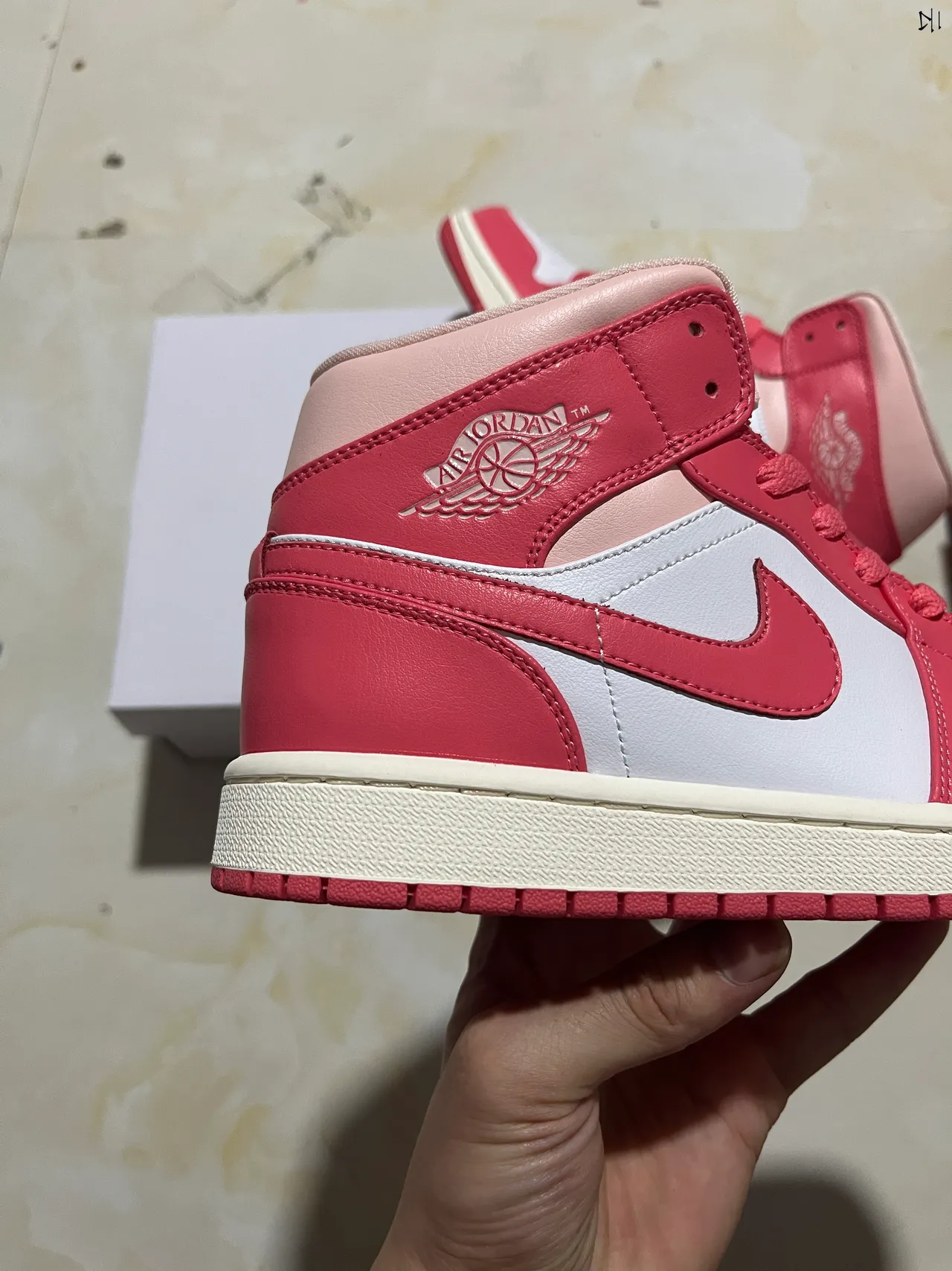 Air Jordan 1 粉色白色高帮篮球鞋 6