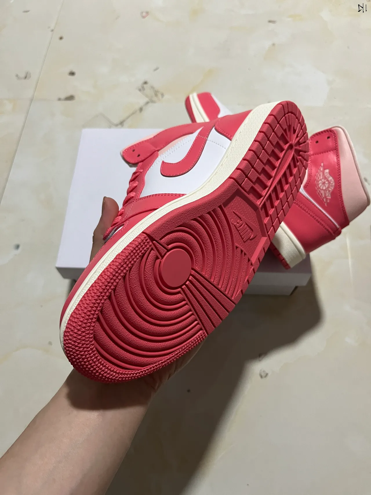 Air Jordan 1 粉色白色高帮篮球鞋 7